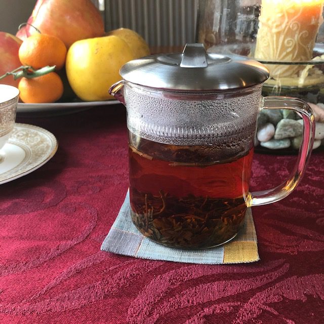 Glass teapot with built-in strainer